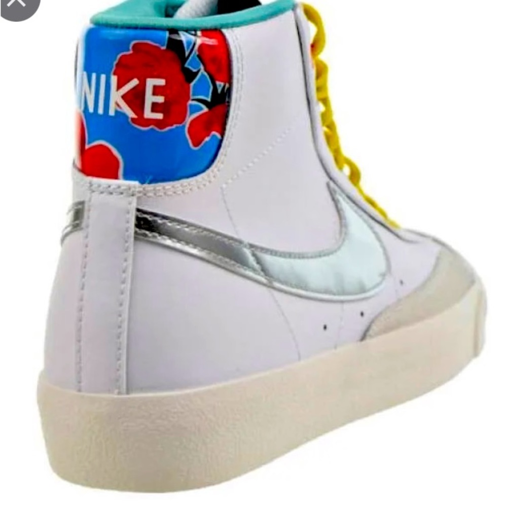 Nike Blazer Mid’ 77 (GS) high top sneakers 4Y equivalent 5.5